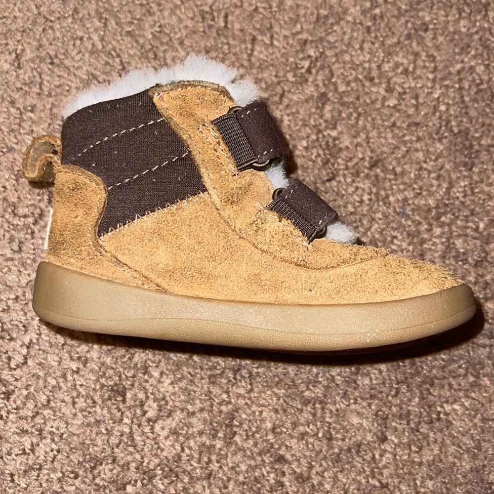 Kids Ugg’s boots - Picture 6 of 8